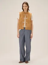 Pantalón de corte clásico y pierna recta, confeccionado en mezcla de lino, algodón, viscosa y poliéster. Cuenta con cintura elastizada.