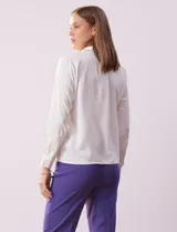 Camisa azul marino de gasa, marca Sioni. Cuello con solapa y abertura central con botones. Manga larga con puño y botón.