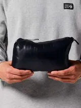 Campera negra ultraligera de plumón para hombre, con capucha, cierre frontal completo y bolsillos laterales con cierre.