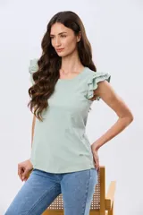 Remera de algodón azul melange con escote redondo y mangas cortas adornadas con doble volado de broderie en los hombros.