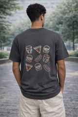 Remera blanca de algodón premium con cuello redondo y manga corta. Presenta un pequeño bordado o estampado en el pecho izquierdo con el diseño de una porción de pizza delineada en negro, con detalles internos en amarillo y naranja.