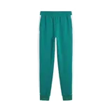 Pantalón deportivo Puma modelo Essentials T7, color verde con franjas laterales blancas y logo de la marca bordado en el frente. Cuenta con cintura elástica, bolsillos laterales con cierre y puños acanalados en los tobillos.