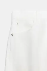 Jeans Z1975 de tiro medio, pernera holgada tipo barrel que se estrecha hacia el tobillo, color blanco, con diseño de cinco bolsillos y raya planchada delantera. Cierre frontal con cremallera y botón metálico.