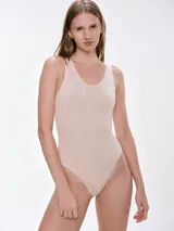 Body de algodón con escote redondo y espalda cavada, diseñado para adaptarse a la silueta con suavidad. Cuenta con cierre de broches en la entrepierna y bordes con terminación elástica.