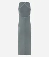 Vestido midi de rib de algodón color verde grisáceo, sin mangas, con cuello redondo, textura acanalada y recorte abierto en la espalda. Presenta un efecto marmolizado.