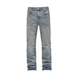 Pantalón de mezclilla azul claro con diseño flared, lavado ácido y aplicaciones de strass en toda la prenda.