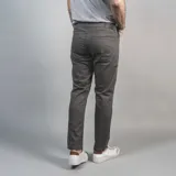 Pantalón de gabardina color marrón claro, corte slim fit y diseño clásico de cinco bolsillos.