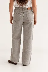 Pantalón jean recto de tiro alto y calidad premium, color tostado.