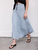 Pollera larga celeste con estampado a cuadros vichy y corte evasé.