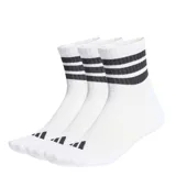 Pack de tres pares de medias Adidas de caña media, color blanco con las icónicas tres tiras en negro en la parte superior y logo de la marca en la puntera.