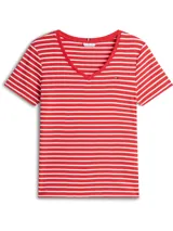 Remera de manga corta Tommy Hilfiger con escote en V y diseño de rayas horizontales rojas y blancas. Presenta el logo de la marca bordado en el pecho.