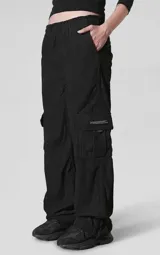 Pantalon cargo de corderoy negro, de calce regular, con seis bolsillos y cintura elastizada.