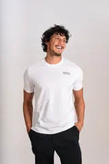 Remera de manga corta y cuello redondo, color blanco, con logo de la marca Original Penguin estampado en pequeño en el pecho.