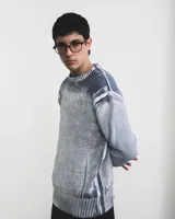 Sweater de tejido de punto de algodón con cuello redondo, diseño de manga larga y efecto desteñido en tonos azul índigo y blanco.