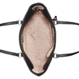 Cartera tipo tote Guess modelo Viviette, color negro con estampado monograma de la marca en relieve. Cuenta con doble asa de hombro, cierre superior y placa metálica decorativa colgante.