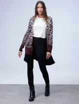 Cárdigan largo tejido con estampado animal print en tonos rosa, negro y marrón. Tiene bolsillos delanteros y está confeccionado en rayón.