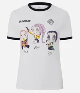 Remera blanca de algodón con cuello redondo y ribetes negros en cuello y mangas. Presenta un estampado frontal de cuatro personajes de estilo chibi inspirados en el K-Pop, con la palabra "HANTRIX" en la parte superior.