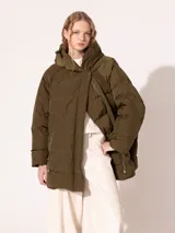 Campera puffer verde militar, oversize, con cierre central delantero y cordón elástico en el ruedo para regular.