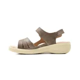 Sandalia plana Korium Confort modelo Hodei, color beige con estampado floral y detalles metalizados. Cuenta con tiras ajustables con velcro, una hebilla metálica decorativa y plantilla de cuero.