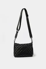 Cartera tipo bandolera de diseño matelasse en color negro, con cierre superior, bolsillo frontal con cierre, tira de hombro con cadena plástica y detalles colgantes de pompones y borlas.