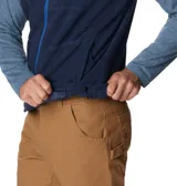 Chaleco de forro polar azul marino con cierre frontal completo, cuello alto, bolsillo vertical con cierre en el pecho y bolsillos laterales con cierre. Presenta el logo de la marca bordado en el pecho.