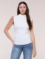 Musculosa blanca de modal con cuello alto, sin mangas y diseño semi entallado con frunces drapeados en los laterales de la cintura.