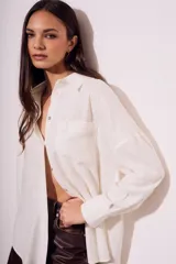 Camisa oversize color crudo confeccionada en lino y viscosa, de manga larga con puños abotonados y cuello clásico.