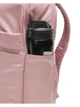 Mochila Under Armour Studio Campus de diseño ligero y resistente al agua. Cuenta con compartimento para portátil, bolsillo frontal con cremallera extragrande, bolsillos laterales para botellas y correas ergonómicas ajustables. Presenta un acabado en color rosado con logotipo metálico en relieve.