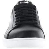Championes Puma modelo Up, de estilo urbano y diseño clásico. Presentan una capellada de cuero sintético en color negro con la icónica franja lateral de la marca en color blanco y suela de goma blanca.