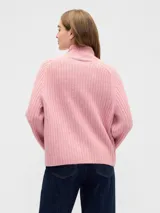 Buzo de punto acanalado color marrón, con cuello alto y mangas largas con puños acampanados.