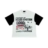 Camiseta blanca de manga corta negra con diseño gráfico y estampados tipográficos en el frente.