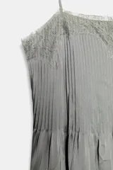 Vestido midi de Zara Woman Collection color verde, con escote recto, tirantes finos ajustables, detalles de encaje a tono en el escote y el bajo asimétrico.
