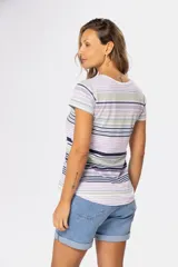 Remera de manga corta con escote en V y botones, con estampado de rayas horizontales en tonos pastel.