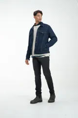 Campera de jean azul de calce clásico.