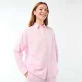 Camisa de lino mezclado color rosado, con cuello camisero, manga larga con puños abotonados y cierre frontal con botones.