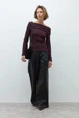 Blusa de punto con escote bardot, manga larga y ajuste al cuerpo, confeccionada en tejido con acabado brillante.
