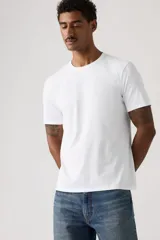 Remera de cuello redondo y manga corta, de corte clásico y diseño liso.