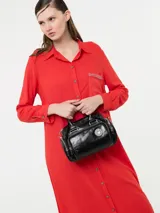 Vestido camisero largo color rojo, confeccionado en lino y viscosa, con cartera de botones delanteros centrales y bolsillo delantero superior con terminación de galón metalizado.