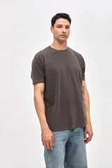 Remera de manga corta con calce relajado, confeccionada en algodón lavado con textura suave. Presenta un diseño con arte estampado en el pecho y en la espalda.