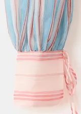 Blusa de manga larga con estampado de rayas en tonos rosados y celestes, cuello camisero, cierre frontal con botones y detalle de lazada lateral en la cintura.