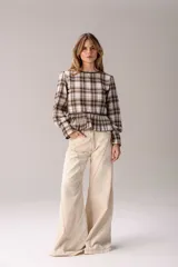 Pantalón wide leg de jean en tono azul, con diseño bicolor que combina paneles laterales en color blanco, bolsillos traseros appliqués y detalles de etiqueta de cuero con la marca.