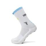 Medias deportivas de caña media, color blanco con detalles en celeste, amarillo y azul marino. Presentan diseño con la inscripción Uruguay y logo de la marca, con suela antideslizante y tejido técnico transpirable.