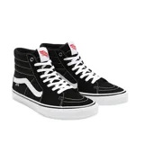 Championes Vans modelo Skate SK8-HI de caña alta, color negro con la icónica banda lateral en blanco. Presentan costuras reforzadas, suela de goma vulcanizada con diseño waffle y etiqueta de la línea Skate en el lateral.