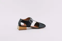 Sandalias de cuero color bronce, con diseño de punta cuadrada, taco cuadrado símil madera y tira ajustable con hebilla en el tobillo.