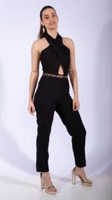 Mono largo negro con escote halter cruzado, abertura en el abdomen y cinturón dorado.