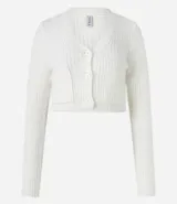 Cardigan cropped de punto color rosa claro, con textura de pelito, cuello en V, mangas largas, cierre frontal con botones y bolsillos delanteros.