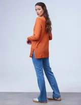 Buzo negro tejido en hilado fino, marca Tint & Shadow, con ruedo lateral y aplique de botones.