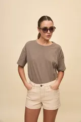 Short de jean tiro alto con bolsillos delanteros y traseros, y dobladillo en las piernas.