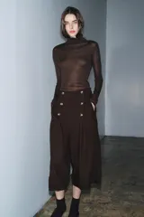 Camiseta de cuello alto y manga larga, confeccionada en algodón Supima. Presenta un corte ajustado al cuerpo y bajo recto.
