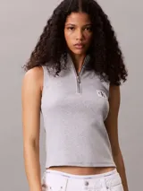Remera sin mangas de corte slim, confeccionada en punto de canalé fino. Presenta cuello perkins con cierre frontal de cremallera y etiqueta tejida con el logo monograma de la marca en el pecho.